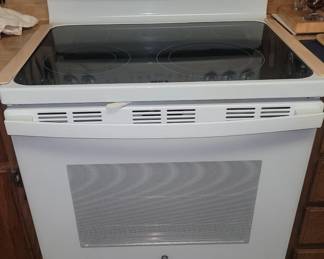 GE Stove/Range
Glass Top - Like New
MUST BE REMOVED before Wednesday. 10/23/24.
