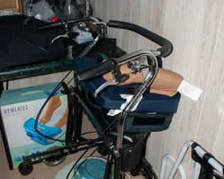 Nice rollator with seat and breaks.