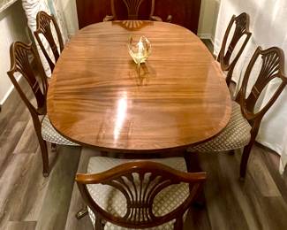 Duncan Phyphe dining room table - 6 chairs - 1 with arms - leafs 