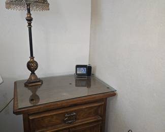 2 matching lamps & 2 night stands