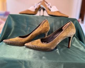 Ann Taylor size 7. Olive suede 'spectator' pumps.