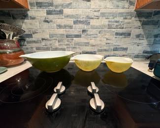 Vintage avocado green PYREX nesting bowls.
