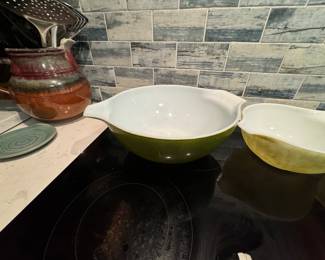 Vintage avocado green PYREX nesting bowls.