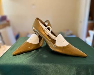 BCBG 6.5 golden/ bronze pumps.