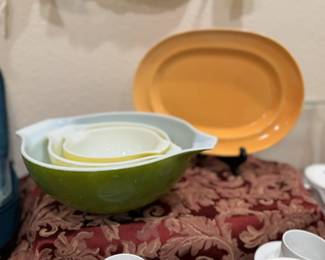 Vintage PYREX olive/ yellow nesting bowls.