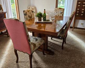 Dining table, 6 chairs and 2 leaves