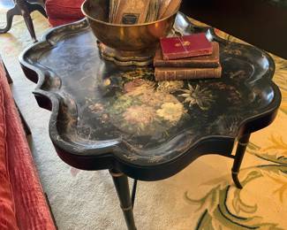 Chinoiserie papier-mâché tray table