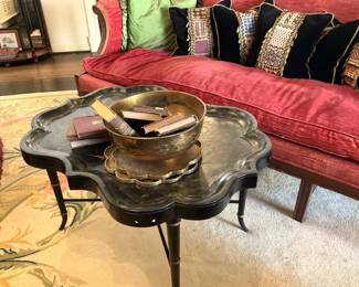 Chinoiserie papier-mâché tray table