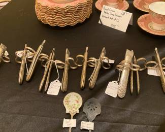  Elegant silverplate  etched hinged asparagus serving tongs