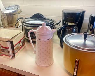 Coffe pot, pasta maker, mixer, crockpot