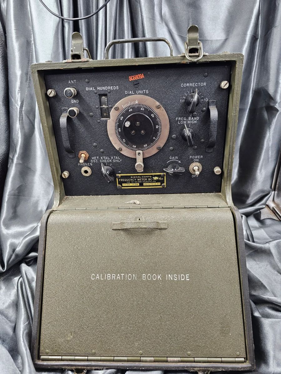 WWII US ARMY SIGNAL CORPS BC-221-AH FREQUENCY RADIO