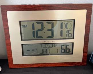 Big Cherry Finish Modern Digital Atomic Clock with Temperature 