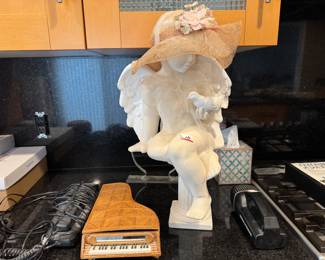 Piano little case, lady figurine 
