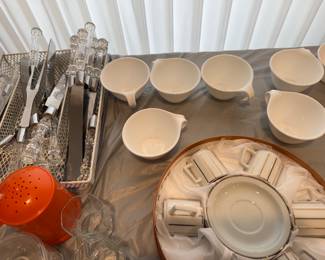 Tea cups and coffee cups