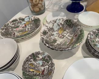 Vintage plates and bowls 
