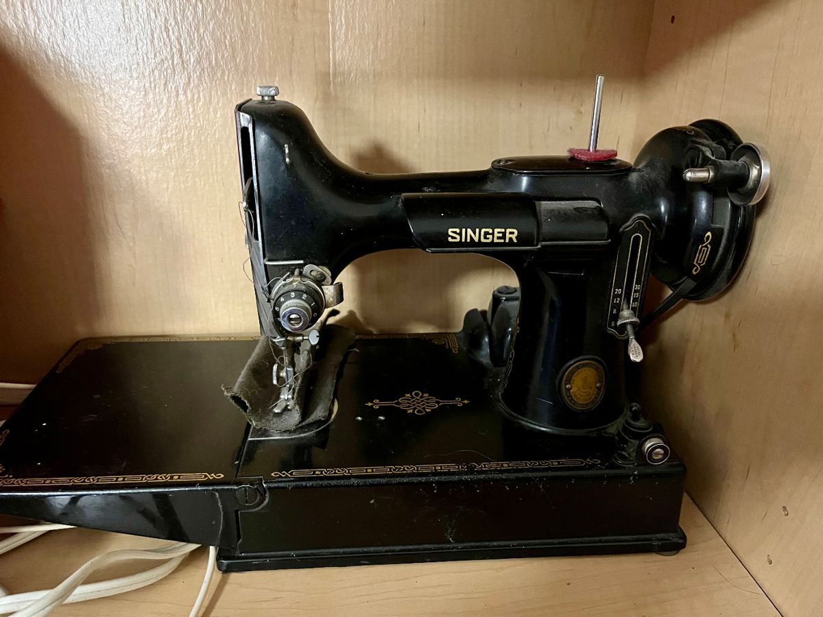 Singer Featherweight 
It works just fine!
Cord and pedal included 