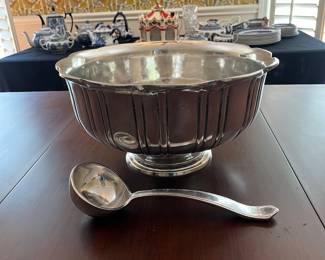 Wonderful pewter bowl with ladle 