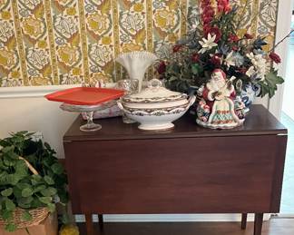 The photo does not do this table justice. It’s a beautiful and serviceable piece of furniture. 
