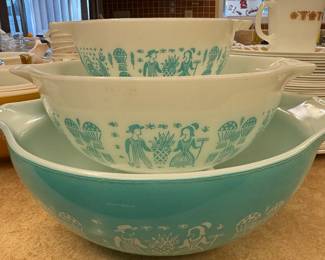 Pyrex turquoise Amish butter print Cinderella mixing bowls set of three