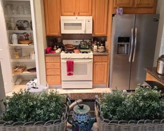 Decorative wall plates and hangings