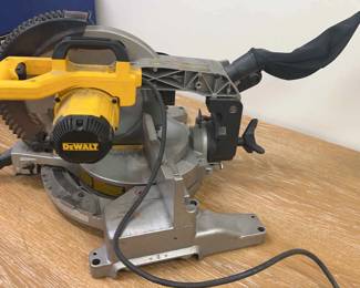 DeWalt DW715 Single Bevel Compound Miter Saw