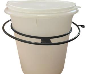 Vintage Tupperware with lid and handle 