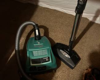Simplicity canister vacuum