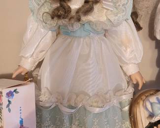 Classic Beauties Marie Osmond 16" Porcelain Musical Doll "Brittany" 