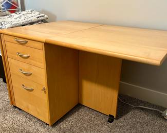 Table with 2 drop sides (gate leg)