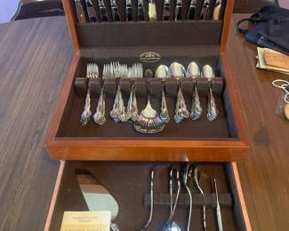 Oneida Silverware Set