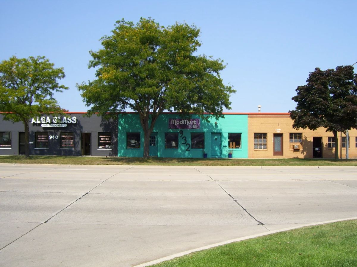 LOOK FOR BALLOONS ON SIGNS OUT FRONT AND PARK BEHIND/SIDE OR ACROSS STREET