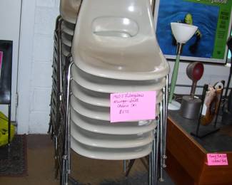 SET 16 KRUEGER FIBERGLASS CHAIRS