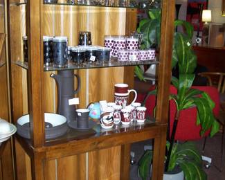 WOOD/GLASS DISPLAY - GLASSWARE - ETC