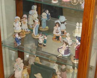 More little girls with bonnets figurines