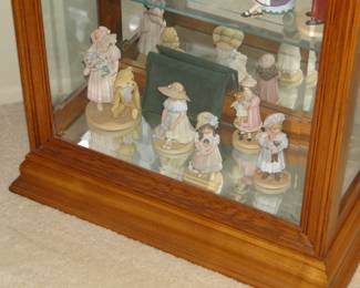 Little girl with bonnets figurines