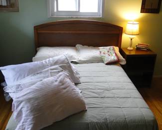 Full bed with all the pillows and accessories
