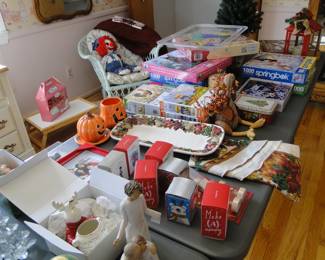 Nice selection of Holiday items, puzzles and games