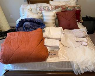 Assorted bedding 