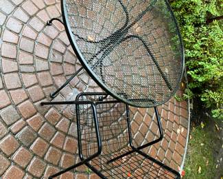Outdoor wire mesh table and chair 