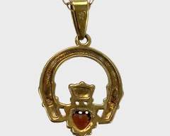 Fine 14K Yellow Gold Claddagh Pendant and 18 Necklace Chaine