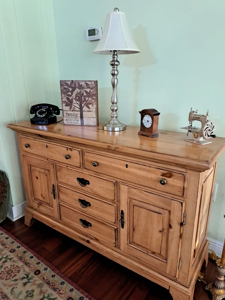 Ducks Unlimited Server or Dresser