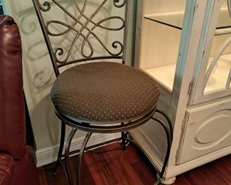 Swivel Bar Stool (1 of 3)