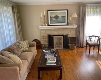 Overview of furniture, books and accessories.