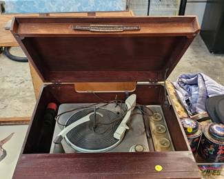 RECORD PLAYER / TURN TABLE