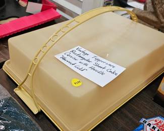 VINTAGE TUPPERWARE CAKE TAKER