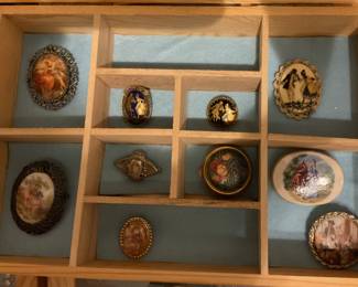 Collection of beautiful pins and broaches, cameos.