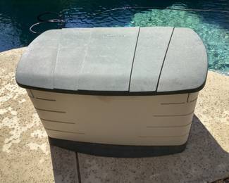 Rubbermaid storage container