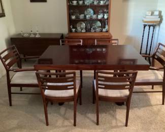 Sleek dining room table w/ 6 chairs