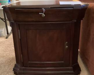 Broyhill end table- 2 available