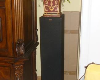 Matching speaker & decor